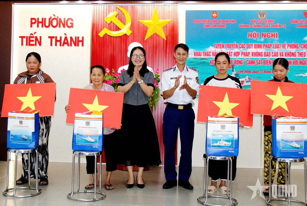 Bộ tư lệnh Vùng Cảnh sát biển 3 phối hợp tặng quà và làm công tác dân vận